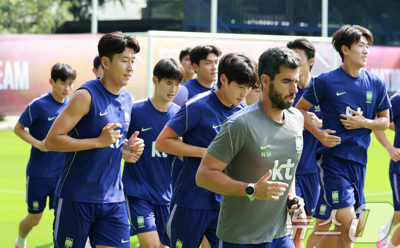 (과달라하라(멕시코)=뉴스1) 임세영 기자 = 대한민국 축구국가대표팀 손흥민을 비롯한 선수들이 25일(현지시간) 멕시코 과달라하라 인근 대한민국 축구대표팀의 베이스캠프 훈련장인 치 …