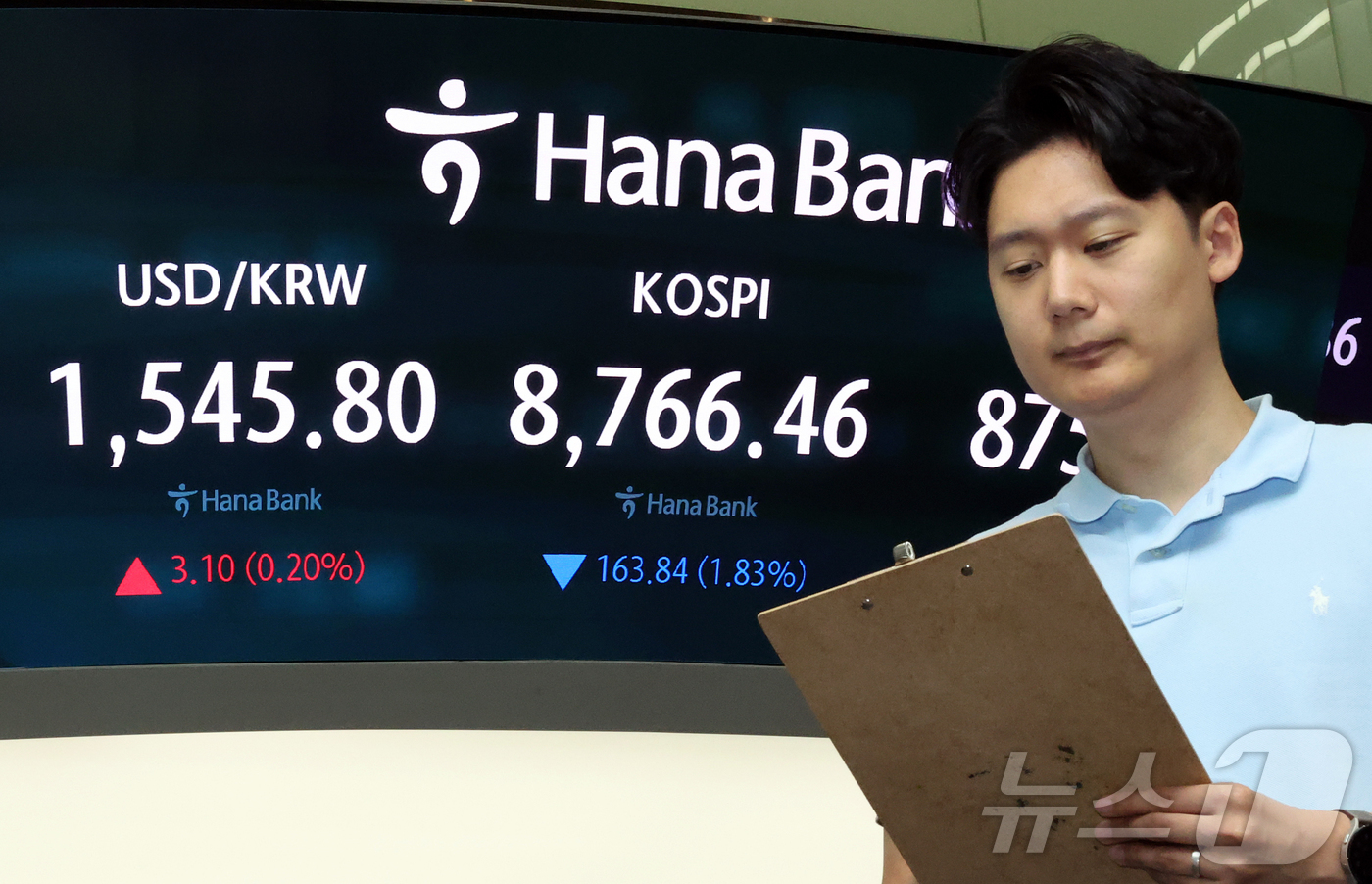 (서울=뉴스1) 김진환 기자 = 26일 서울 중구 하나은행 본점 딜링룸 전광판에 개장 시황이 나오고 있다.이날 코스피는 전일 대비 163.84포인트(p)(1.83%) 내린 8766 …