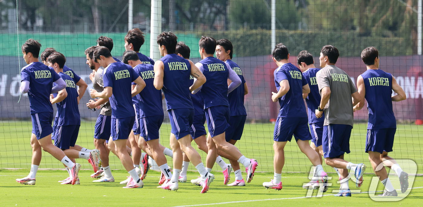 (과달라하라(멕시코)=뉴스1) 임세영 기자 = 대한민국 축구국가대표팀 손흥민을 비롯한 선수들이 25일(현지시간) 멕시코 과달라하라 인근 대한민국 축구대표팀의 베이스캠프 훈련장인 치 …