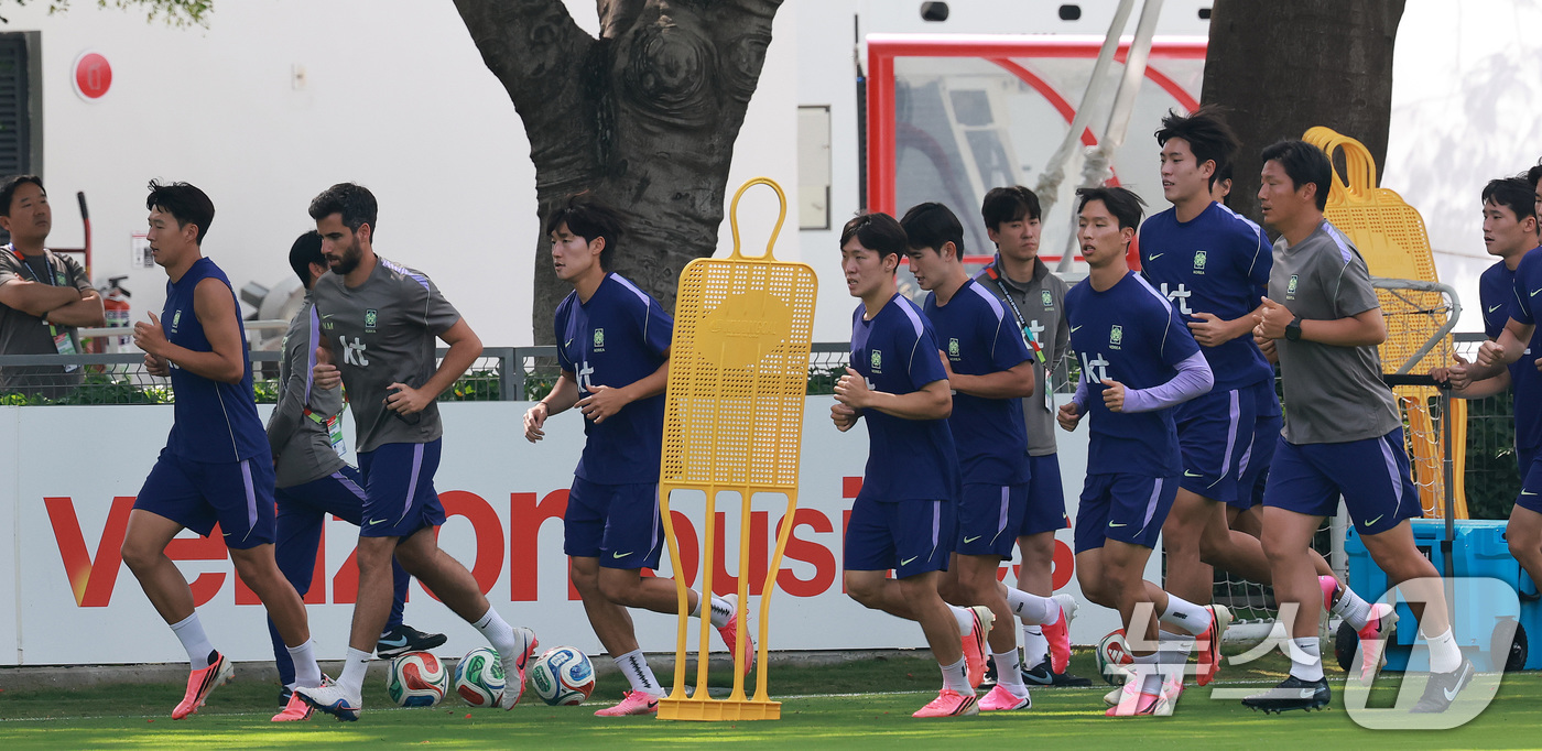 (과달라하라(멕시코)=뉴스1) 임세영 기자 = 대한민국 축구국가대표팀 손흥민을 비롯한 선수들이 25일(현지시간) 멕시코 과달라하라 인근 대한민국 축구대표팀의 베이스캠프 훈련장인 치 …