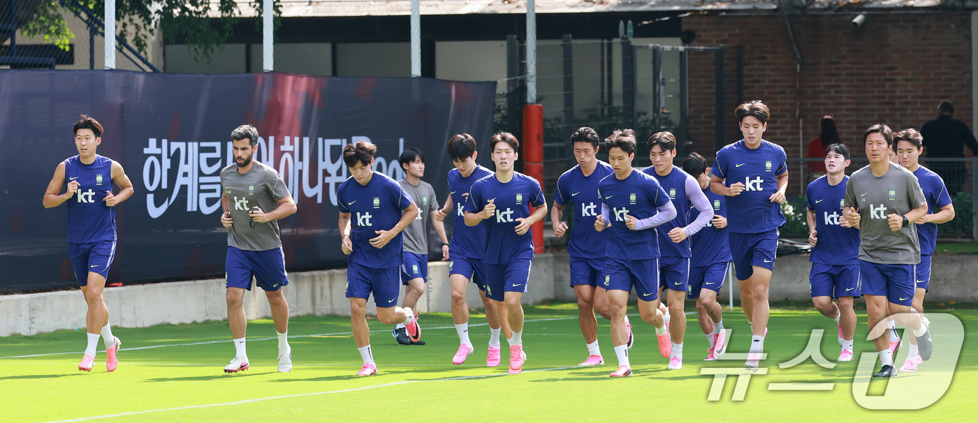 (과달라하라(멕시코)=뉴스1) 임세영 기자 = 대한민국 축구국가대표팀 손흥민을 비롯한 선수들이 25일(현지시간) 멕시코 과달라하라 인근 대한민국 축구대표팀의 베이스캠프 훈련장인 치 …