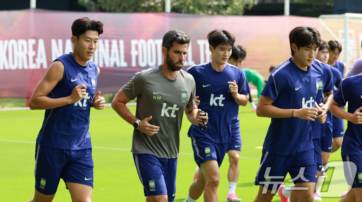 (과달라하라(멕시코)=뉴스1) 임세영 기자 = 대한민국 축구국가대표팀 손흥민을 비롯한 선수들이 25일(현지시간) 멕시코 과달라하라 인근 대한민국 축구대표팀의 베이스캠프 훈련장인 치 …