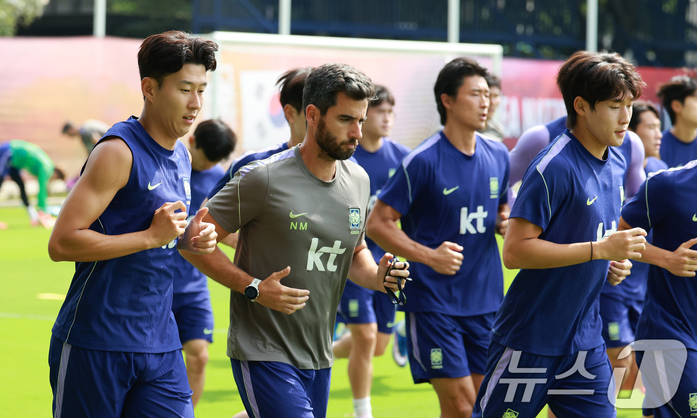 (과달라하라(멕시코)=뉴스1) 임세영 기자 = 대한민국 축구국가대표팀 손흥민을 비롯한 선수들이 25일(현지시간) 멕시코 과달라하라 인근 대한민국 축구대표팀의 베이스캠프 훈련장인 치 …