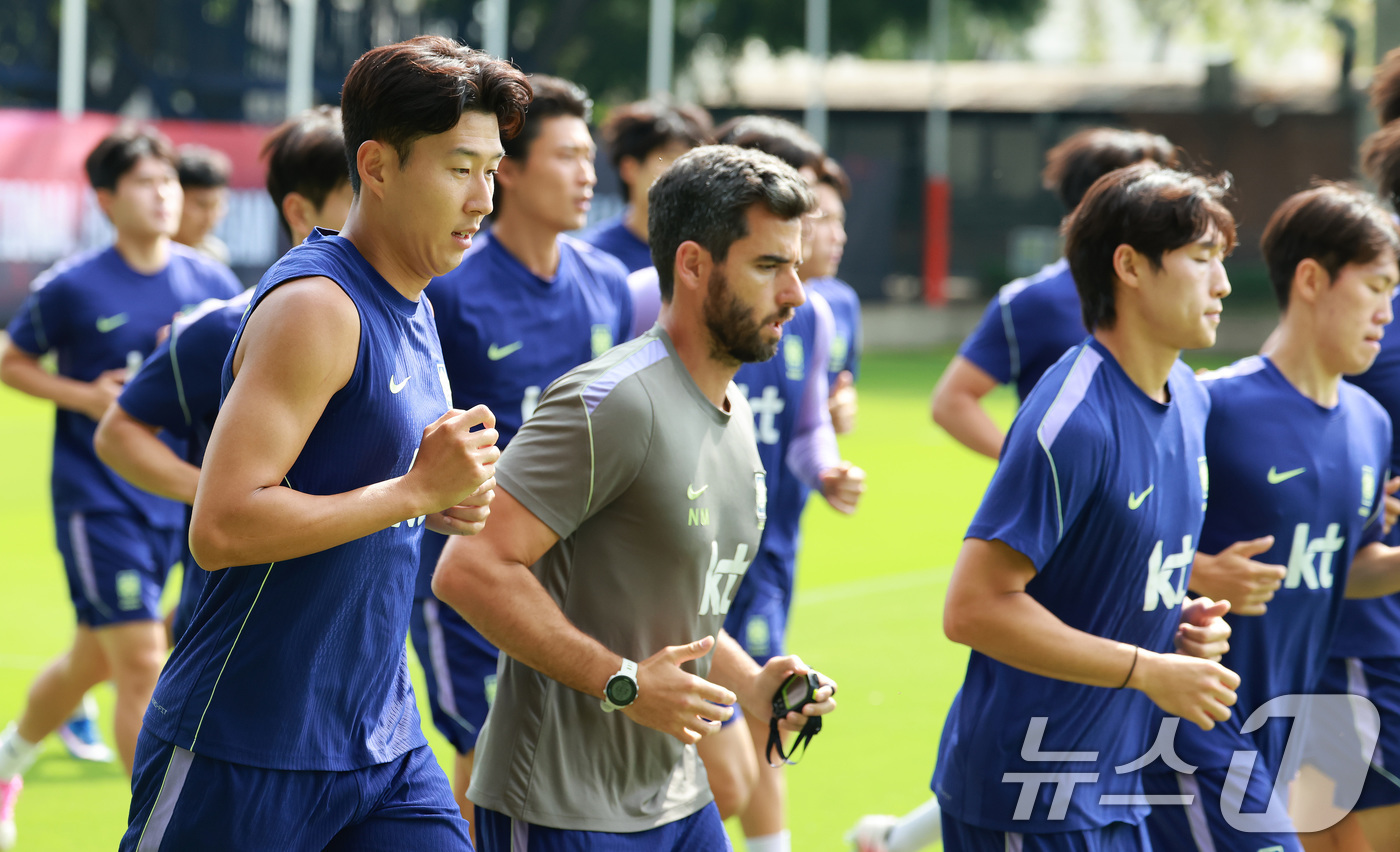 (과달라하라(멕시코)=뉴스1) 임세영 기자 = 대한민국 축구국가대표팀 손흥민을 비롯한 선수들이 25일(현지시간) 멕시코 과달라하라 인근 대한민국 축구대표팀의 베이스캠프 훈련장인 치 …