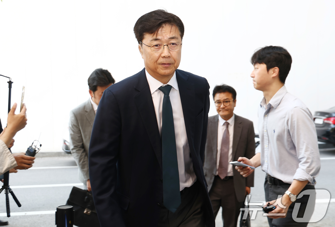 (과천=뉴스1) 김민지 기자 = 홍장원 전 국가정보원 1차장이 26일 오전 12·3 비상계엄 선포 직후 미국 등 주요 우방국에 계엄의 정당성을 옹호하는 메시지를 전달하도록 지시했다 …