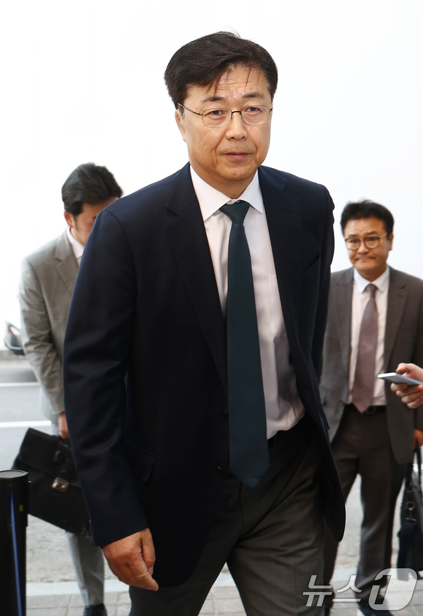 (과천=뉴스1) 김민지 기자 = 홍장원 전 국가정보원 1차장이 26일 오전 12·3 비상계엄 선포 직후 미국 등 주요 우방국에 계엄의 정당성을 옹호하는 메시지를 전달하도록 지시했다 …