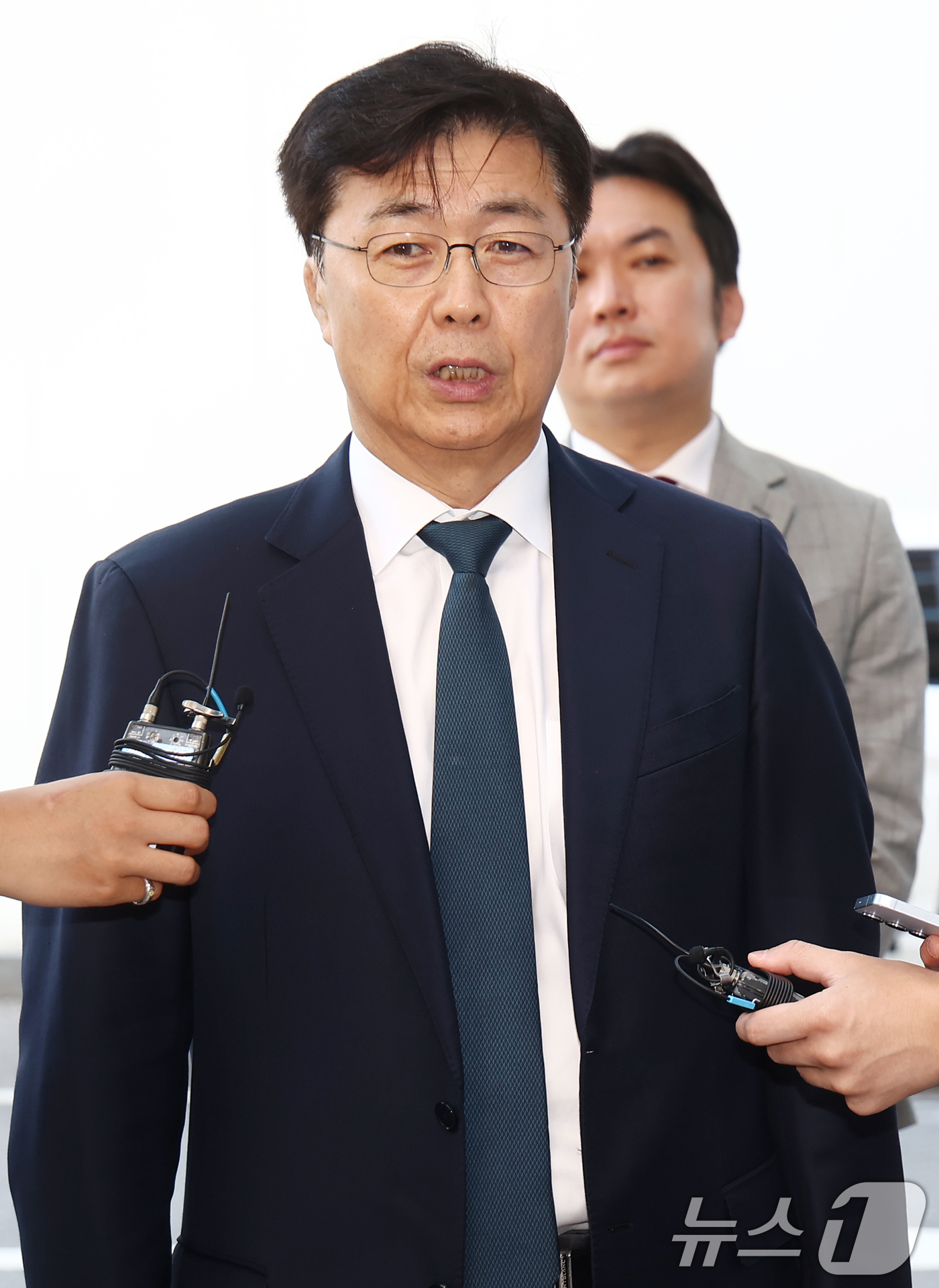 (과천=뉴스1) 김민지 기자 = 홍장원 전 국가정보원 1차장이 26일 오전 12·3 비상계엄 선포 직후 미국 등 주요 우방국에 계엄의 정당성을 옹호하는 메시지를 전달하도록 지시했다 …
