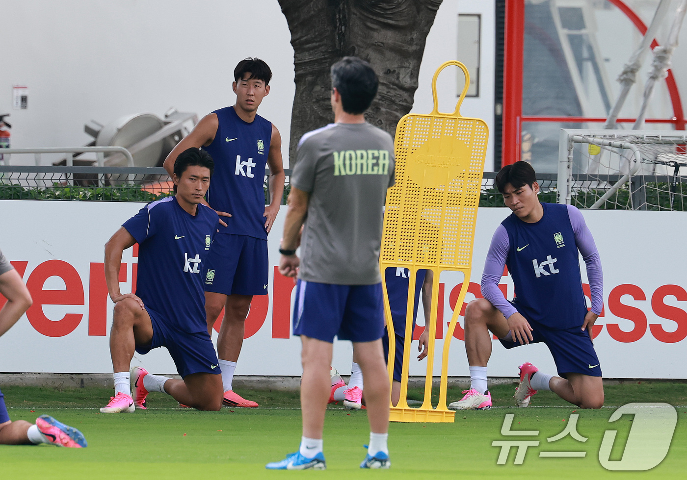 (과달라하라(멕시코)=뉴스1) 임세영 기자 = 대한민국 축구국가대표팀 손흥민을 비롯한 선수들이 25일(현지시간) 멕시코 과달라하라 인근 대한민국 축구대표팀의 베이스캠프 훈련장인 치 …