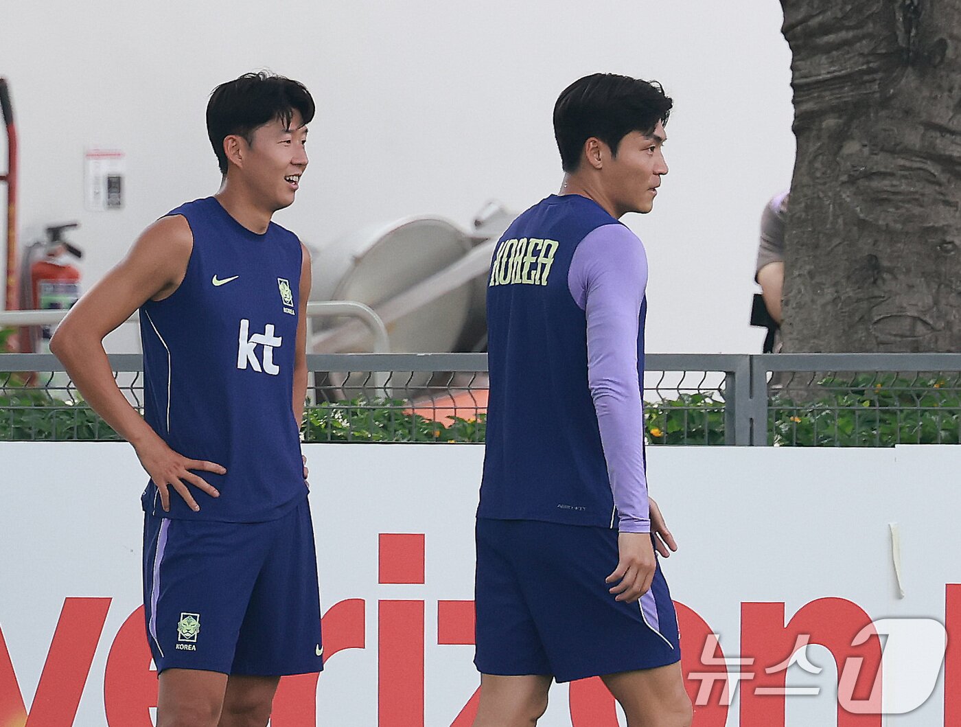 본문 이미지 - 대한민국 축구국가대표팀 손흥민을 비롯한 선수들이 25일(현지시간) 멕시코 과달라하라 인근 대한민국 축구대표팀의 베이스캠프 훈련장인 치바스 바예 베르데에서 회복 훈련하고 있다. 2026.6.26 ⓒ 뉴스1 임세영 기자