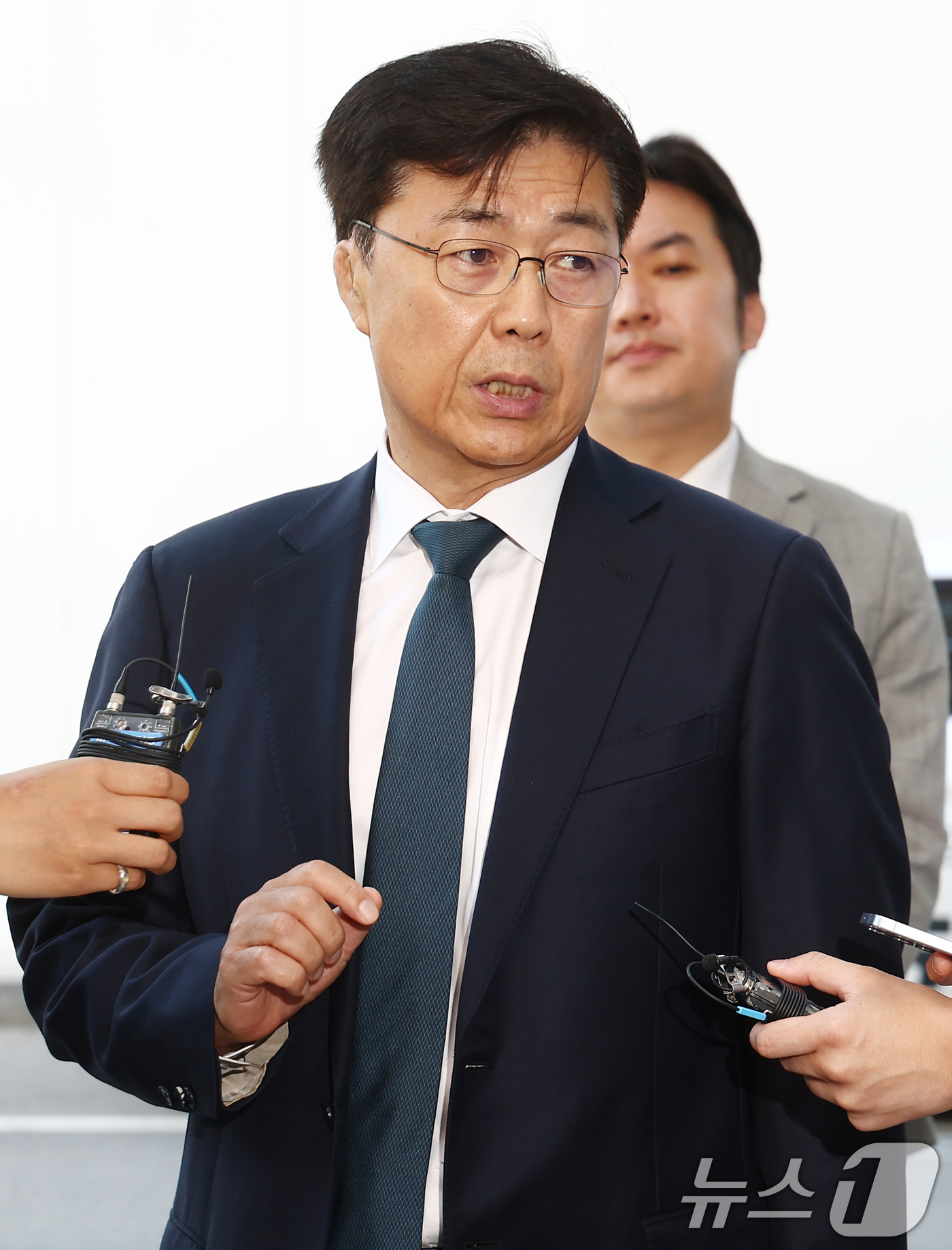 (과천=뉴스1) 김민지 기자 = 홍장원 전 국가정보원 1차장이 26일 오전 12·3 비상계엄 선포 직후 미국 등 주요 우방국에 계엄의 정당성을 옹호하는 메시지를 전달하도록 지시했다 …