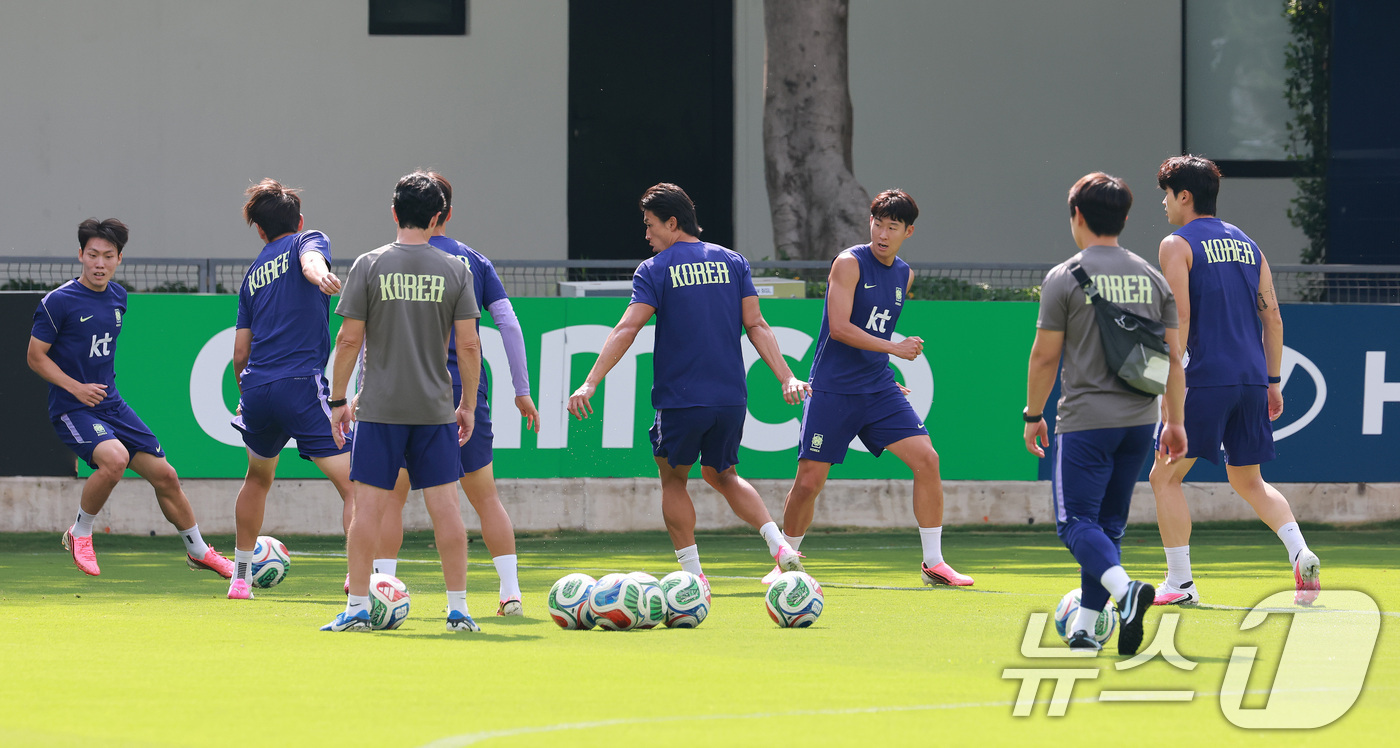 (과달라하라(멕시코)=뉴스1) 임세영 기자 = 대한민국 축구국가대표팀 손흥민을 비롯한 선수들이 25일(현지시간) 멕시코 과달라하라 인근 대한민국 축구대표팀의 베이스캠프 훈련장인 치 …
