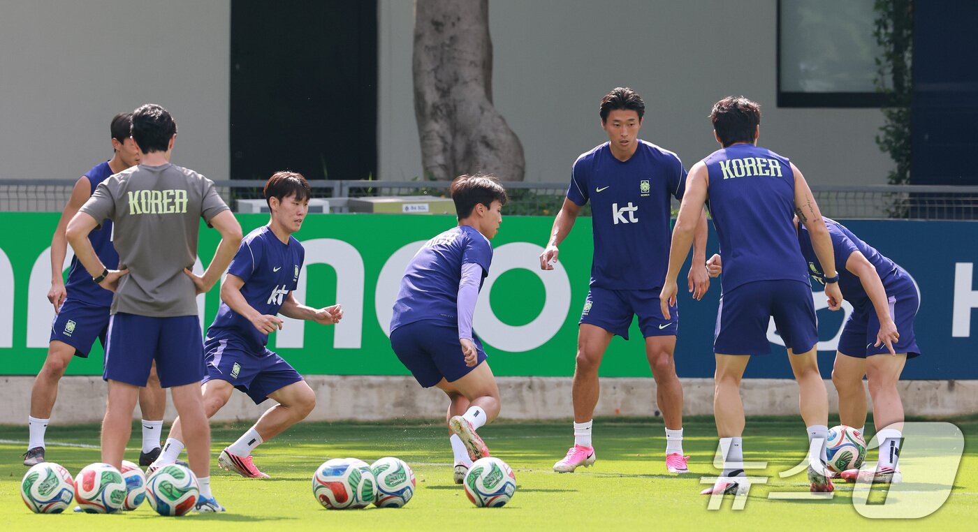 본문 이미지 - 대한민국 축구국가대표팀 선수들이 25일(현지시간) 멕시코 과달라하라 인근 대한민국 축구대표팀의 베이스캠프 훈련장인 치바스 바예 베르데에서 회복 훈련하고 있다. 2026.6.26 ⓒ 뉴스1 임세영 기자