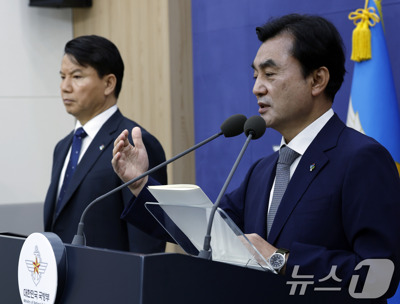 (서울=뉴스1) 박정호 기자 = 안규백 국방부 장관이 26일 오전 서울시 용산구 국방부 브리핑룸에서 드론작전사령부 개편 및  '국방 드론·대드론 발전 정책' 발표 후 취재진의 질문 …