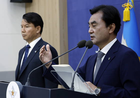 취재진 질문에 답하는 안규백 장관