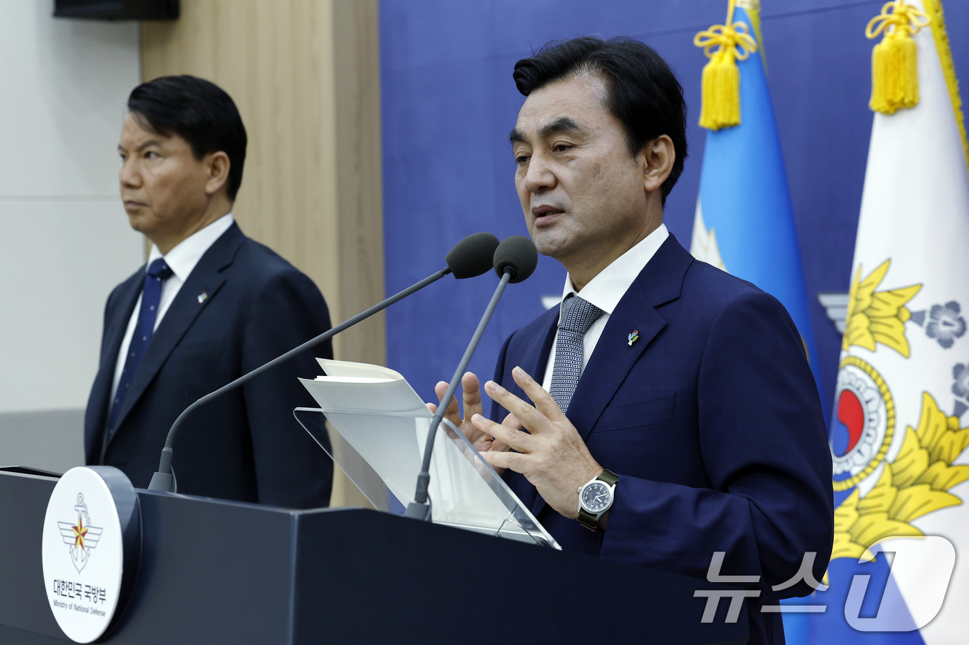 (서울=뉴스1) 박정호 기자 = 안규백 국방부 장관이 26일 오전 서울시 용산구 국방부 브리핑룸에서 드론작전사령부 개편 및  '국방 드론·대드론 발전 정책' 발표 후 취재진의 질문 …