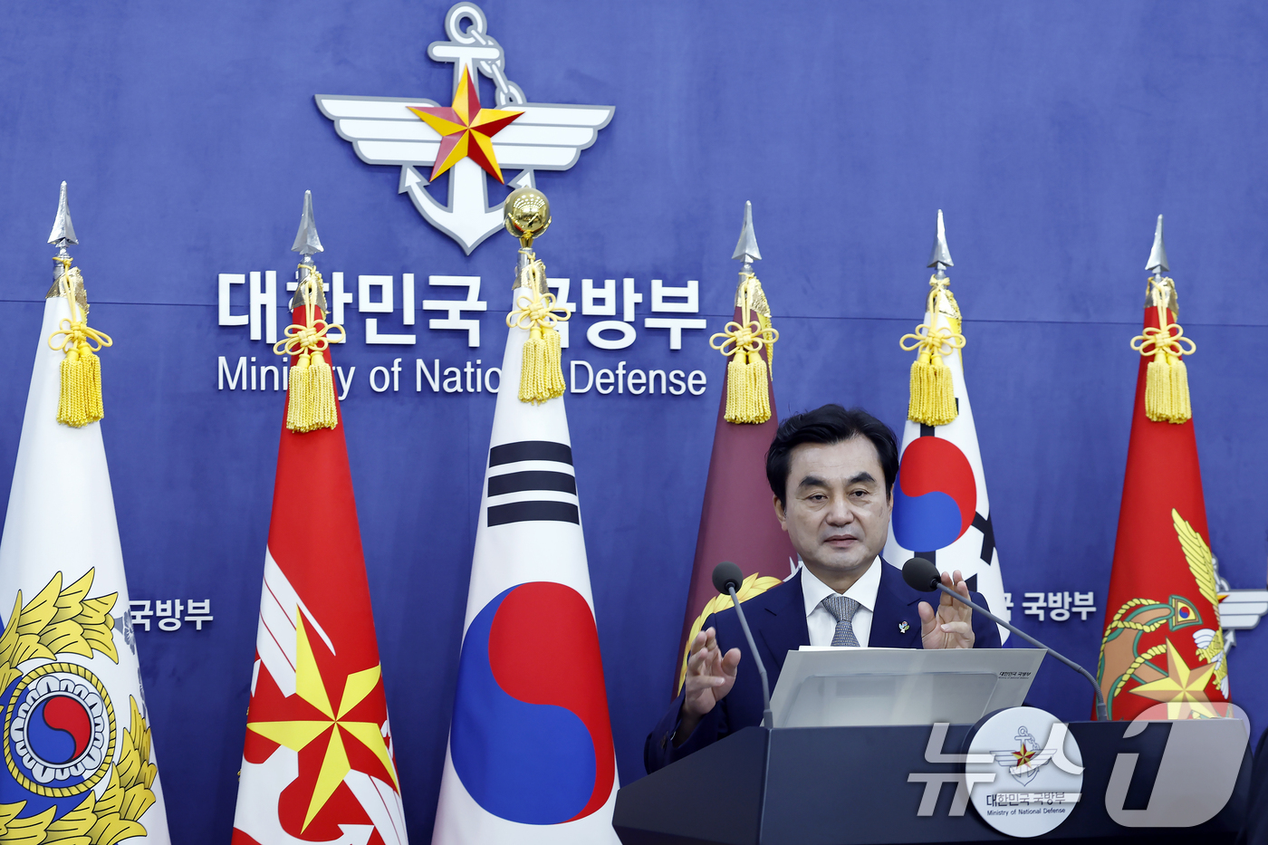 (서울=뉴스1) 박정호 기자 = 안규백 국방부 장관이 26일 오전 서울시 용산구 국방부 브리핑룸으로 드론작전사령부 개편 및  '국방 드론·대드론 발전 정책' 발표를 위해 입장하고 …