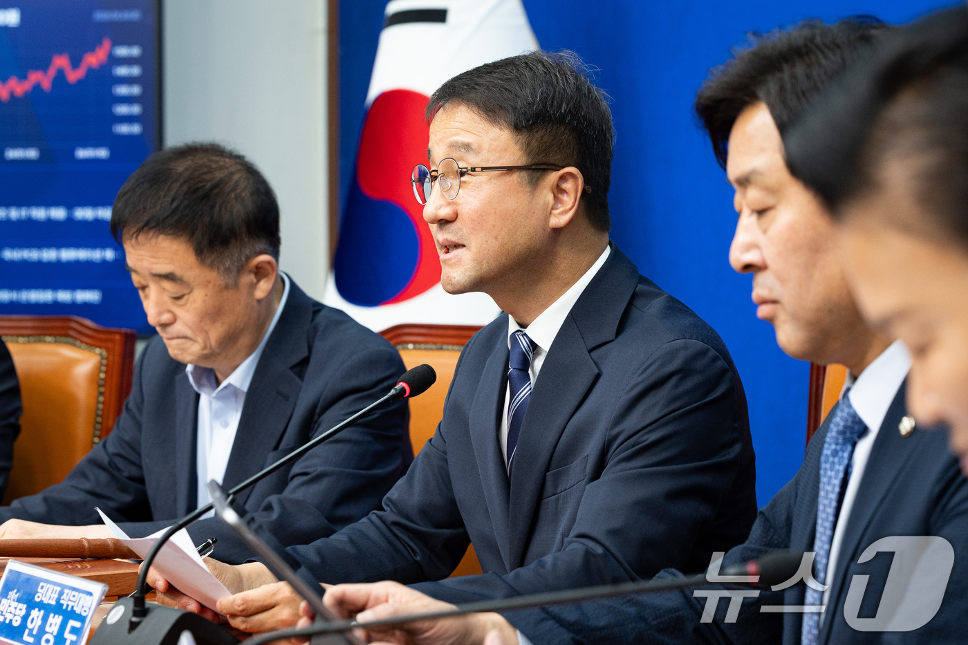 (서울=뉴스1) 유승관 기자 = 한병도 더불어민주당 당대표 직무대행 겸 원내대표가 26일 서울 여의도 국회에서 열린 최고위원회의에서 모두 발언을 하고 있다. 2026.6.26/뉴스 …