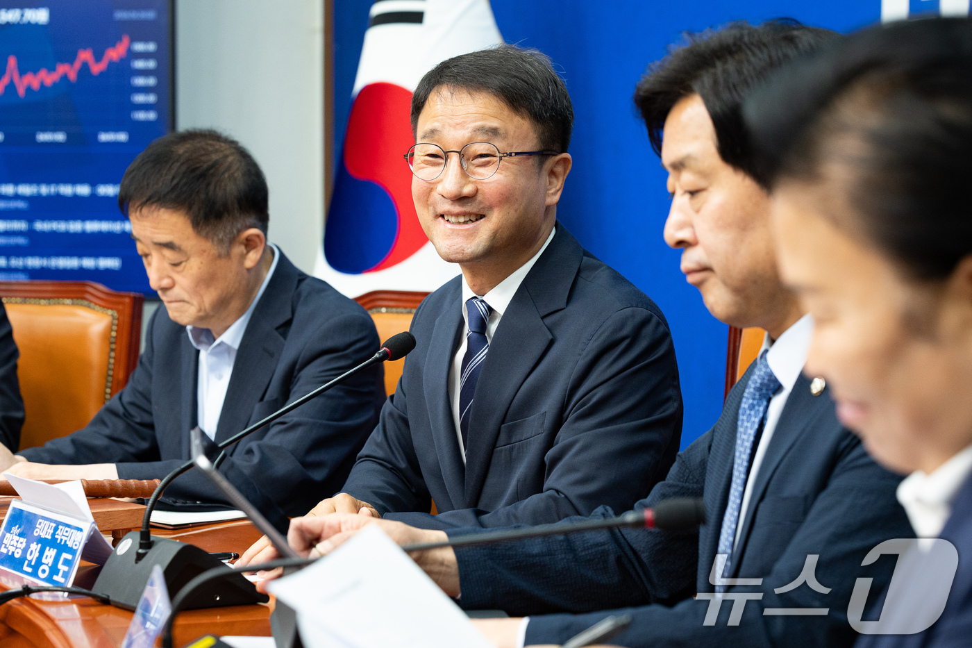 (서울=뉴스1) 유승관 기자 = 한병도 더불어민주당 당대표 직무대행 겸 원내대표가 26일 서울 여의도 국회에서 열린 최고위원회의에서 미소짓고 있다. 2026.6.26/뉴스1