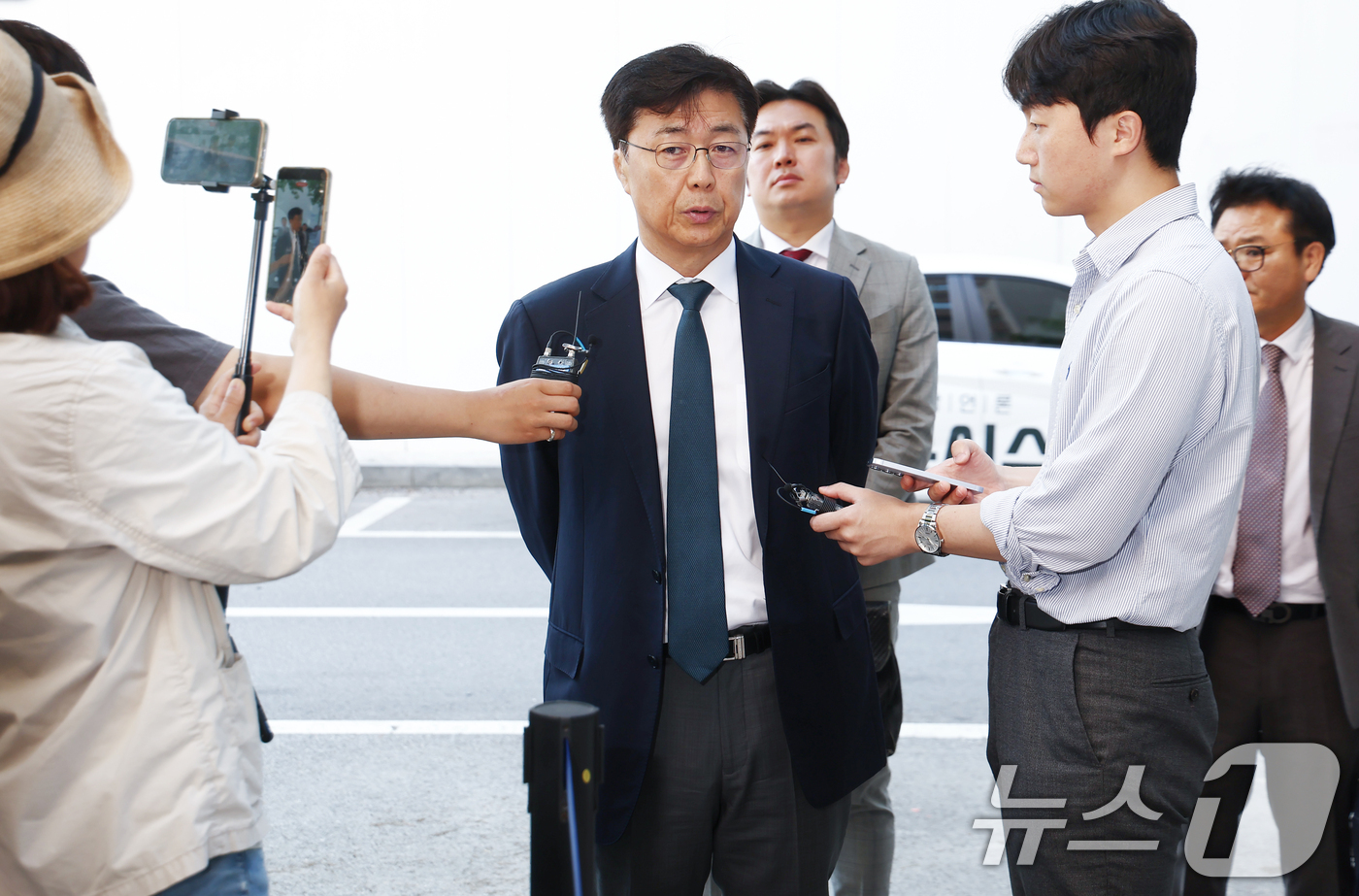 (과천=뉴스1) 김민지 기자 = 홍장원 전 국가정보원 1차장이 26일 오전 12·3 비상계엄 선포 직후 미국 등 주요 우방국에 계엄의 정당성을 옹호하는 메시지를 전달하도록 지시했다 …