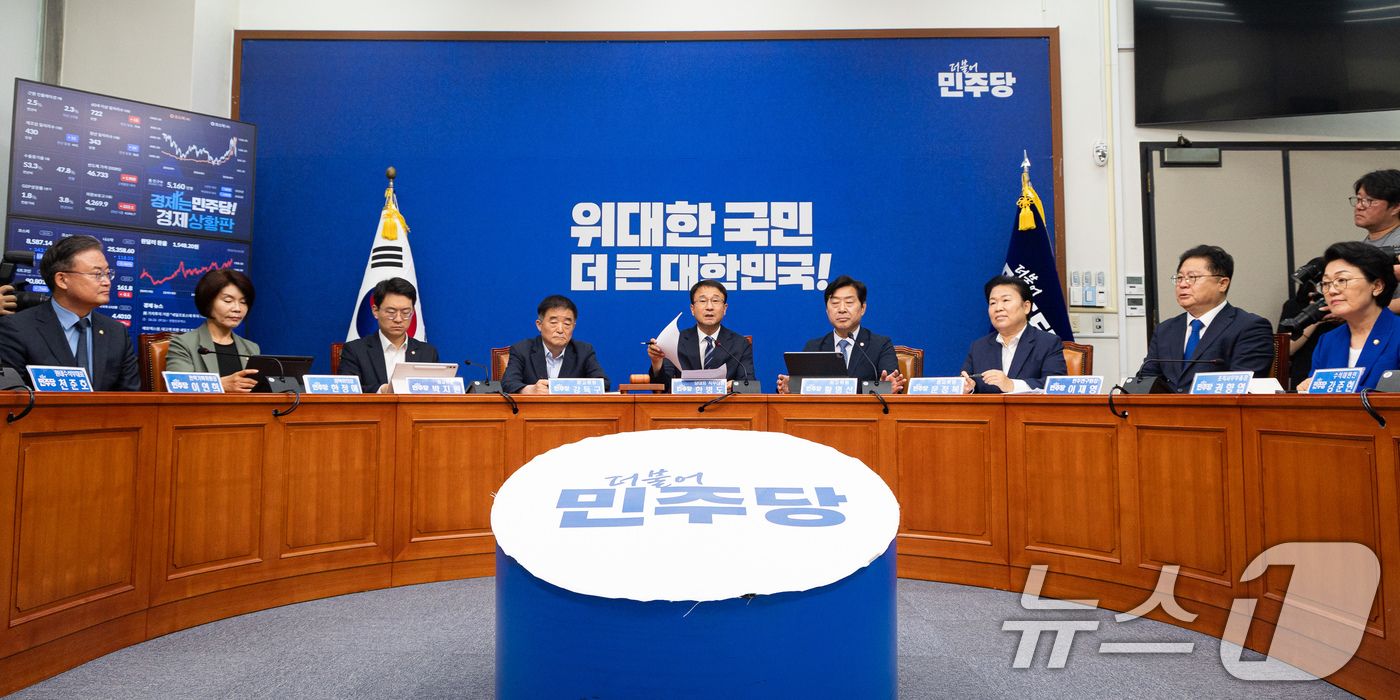 (서울=뉴스1) 유승관 기자 = 한병도 더불어민주당 당대표 직무대행 겸 원내대표가 26일 서울 여의도 국회에서 열린 최고위원회의에서 모두 발언을 하고 있다. 2026.6.26/뉴스 …
