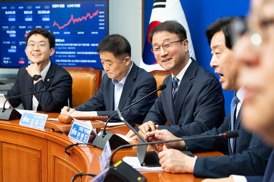 미소 짓는 한병도 민주당 대표 직무대행 겸 원내대표
