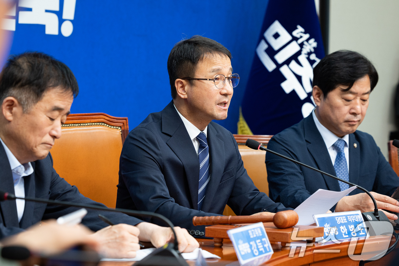 (서울=뉴스1) 유승관 기자 = 한병도 더불어민주당 당대표 직무대행 겸 원내대표가 26일 서울 여의도 국회에서 열린 최고위원회의에서 모두 발언을 하고 있다. 2026.6.26/뉴스 …