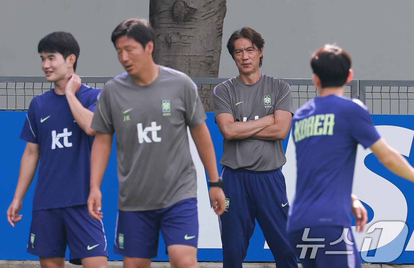 본문 이미지 - 홍명보 대한민국 축구국가대표팀 감독이 25일(현지시간) 멕시코 과달라하라 인근 대한민국 축구대표팀의 베이스캠프 훈련장인 치바스 바예 베르데에서 선수들의 회복 훈련을 지켜보고 있다. 2026.6.26 ⓒ 뉴스1 임세영 기자