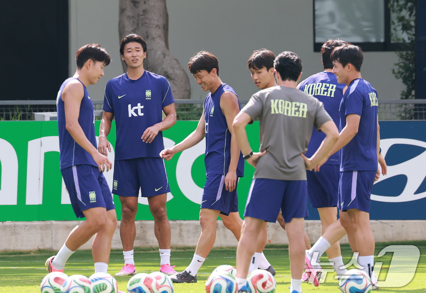 (과달라하라(멕시코)=뉴스1) 임세영 기자 = 홍명보 대한민국 축구국가대표팀 감독이 25일(현지시간) 멕시코 과달라하라 인근 대한민국 축구대표팀의 베이스캠프 훈련장인 치바스 바예 …