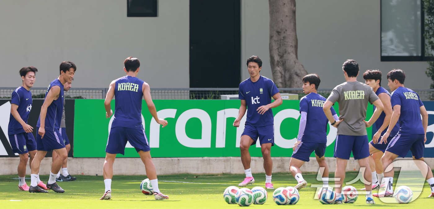 (과달라하라(멕시코)=뉴스1) 임세영 기자 = 홍명보 대한민국 축구국가대표팀 감독이 25일(현지시간) 멕시코 과달라하라 인근 대한민국 축구대표팀의 베이스캠프 훈련장인 치바스 바예 …