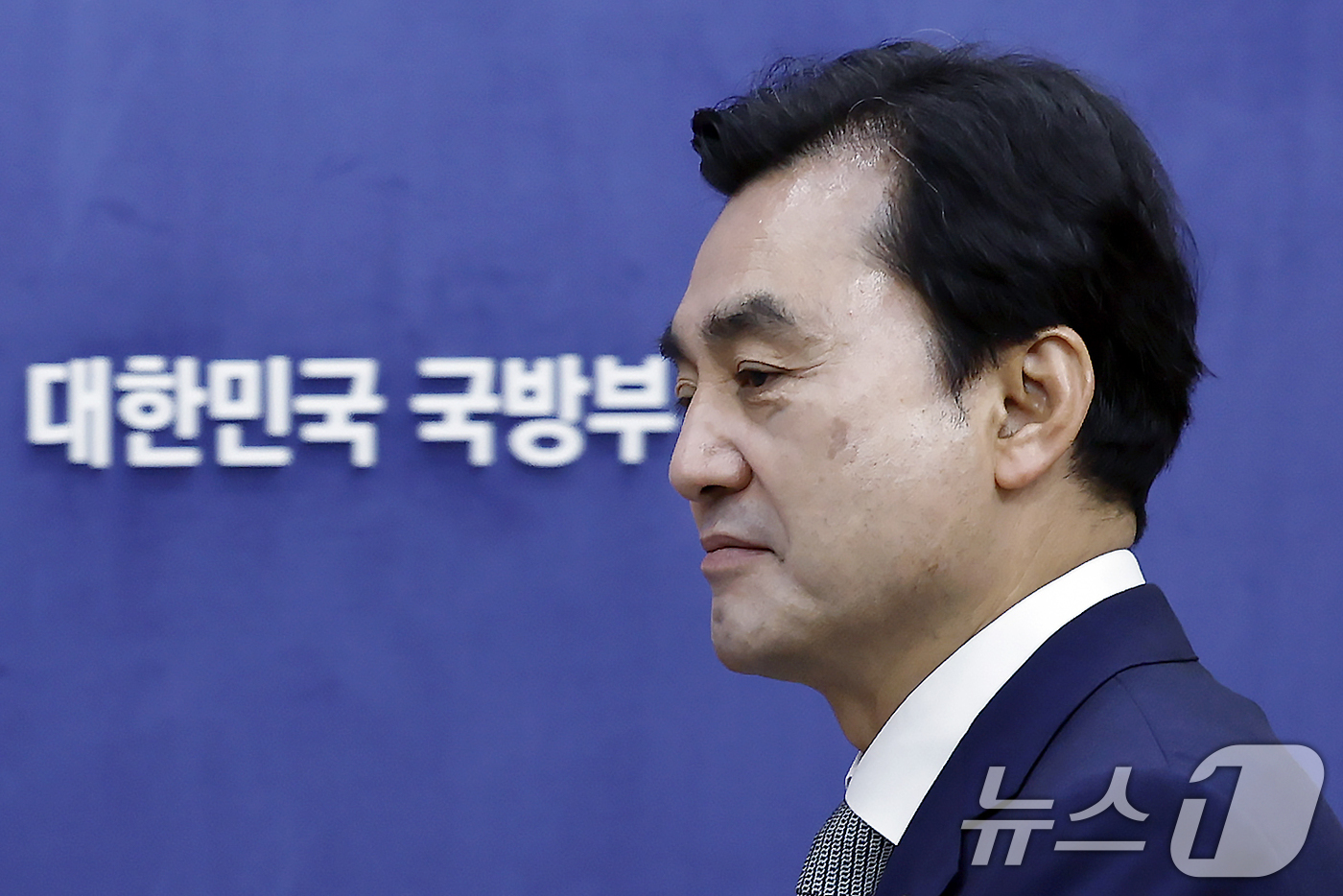 (서울=뉴스1) 박정호 기자 = 안규백 국방부 장관이 26일 오전 서울시 용산구 국방부 브리핑룸으로 드론작전사령부 개편 및  '국방 드론·대드론 발전 정책' 발표를 위해 입장하고 …