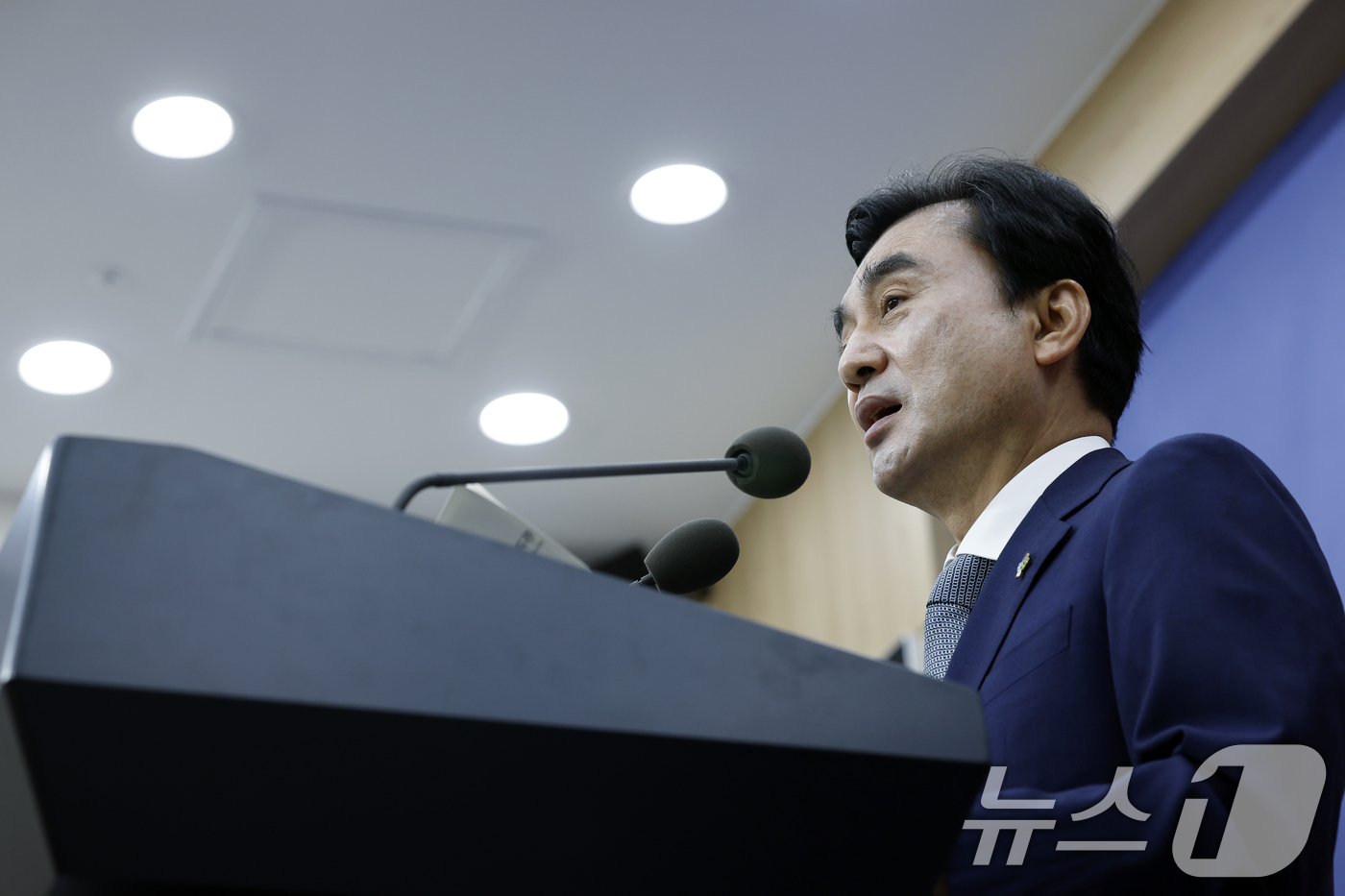 (서울=뉴스1) 박정호 기자 = 안규백 국방부 장관이 26일 오전 서울시 용산구 국방부 브리핑룸에서 드론작전사령부 개편 및  '국방 드론·대드론 발전 정책' 발표 후 취재진의 질문 …
