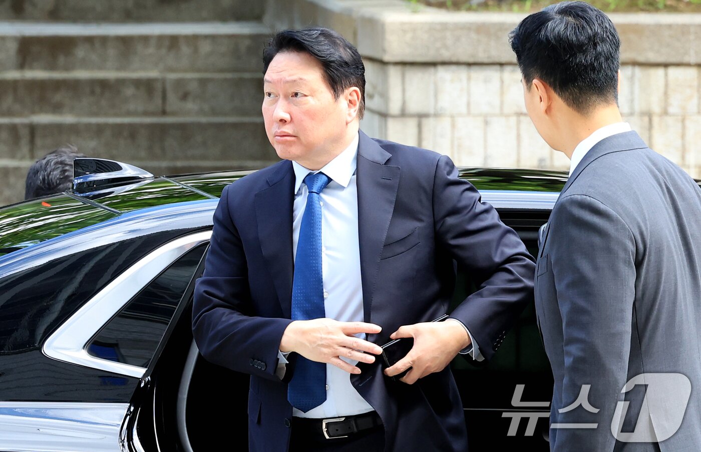 본문 이미지 - 최태원 SK그룹 회장이 26일 서울 서초구 서울고등법원에서 열린 파기환송심 2차 변론에 출석하고 있다. 2026.6.26 ⓒ 뉴스1 이호윤 기자