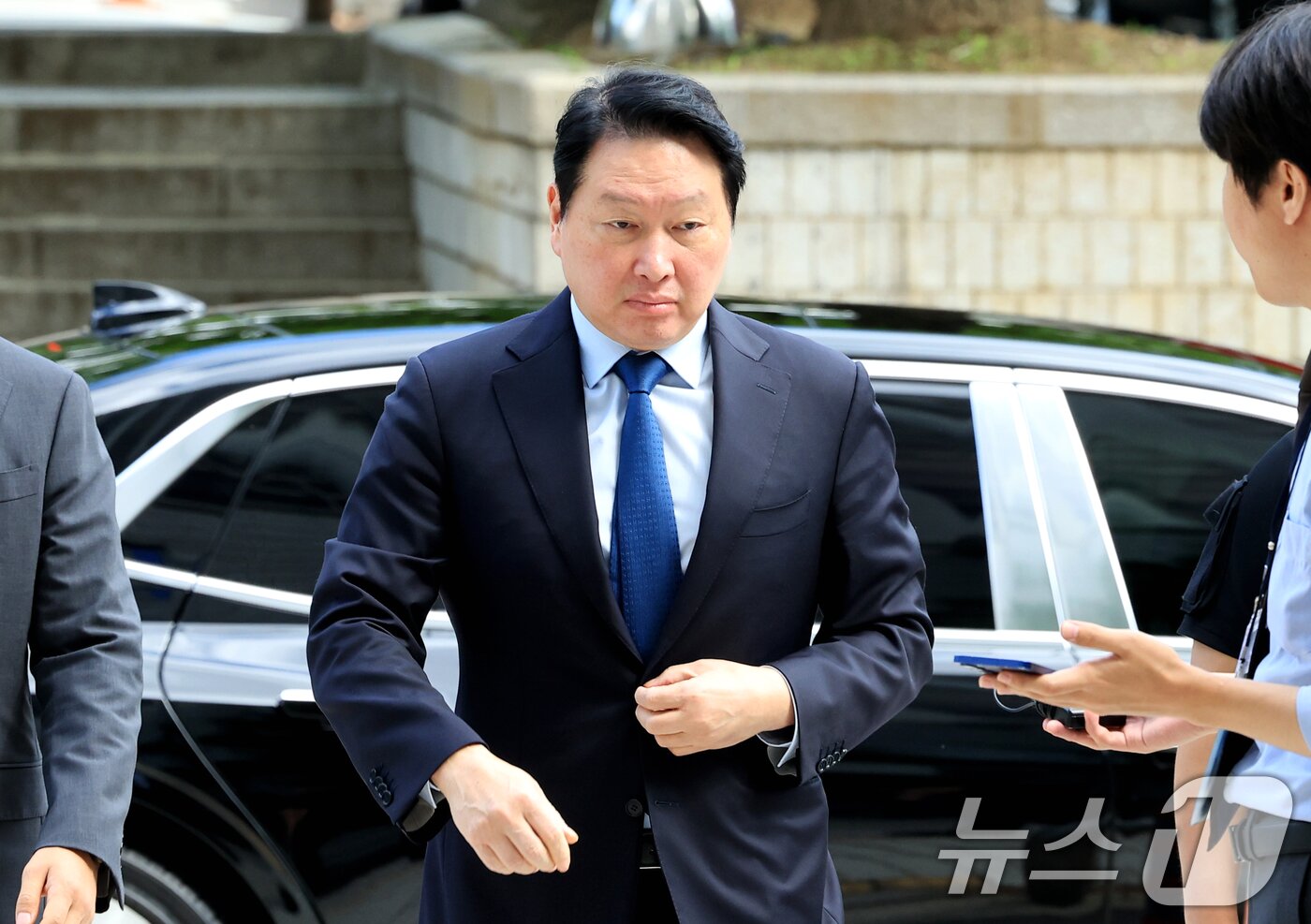 본문 이미지 - 최태원 SK그룹 회장이 26일 서울 서초구 서울고등법원에서 열린 파기환송심 2차 변론에 출석하고 있다. 2026.6.26 ⓒ 뉴스1 이호윤 기자