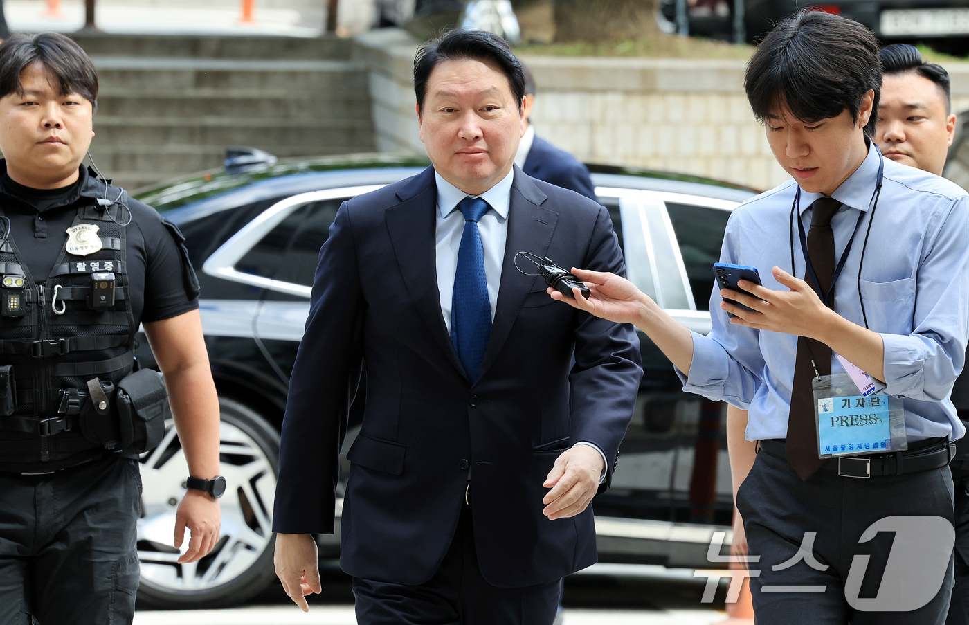 (서울=뉴스1) 이호윤 기자 = 최태원 SK그룹 회장이 26일 서울 서초구 서울고등법원에서 열린 파기환송심 2차 변론에 출석하고 있다. 2026.6.26/뉴스1