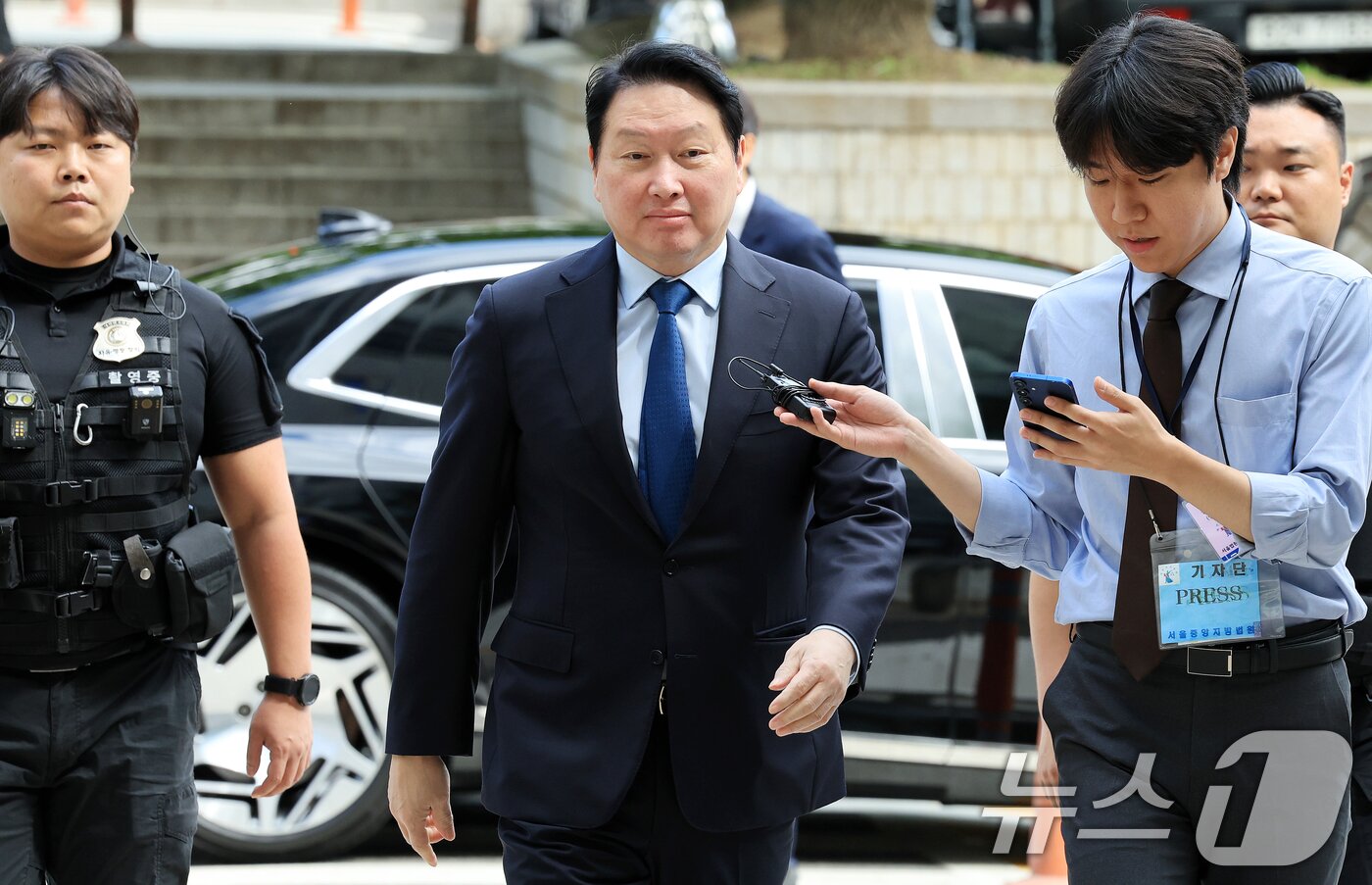 본문 이미지 - 최태원 SK그룹 회장이 26일 서울 서초구 서울고등법원에서 열린 파기환송심 2차 변론에 출석하고 있다. 2026.6.26 ⓒ 뉴스1 이호윤 기자