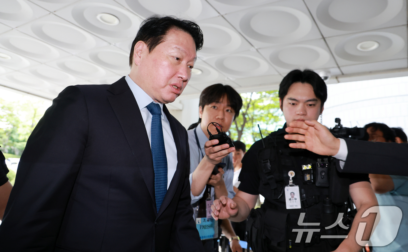 (서울=뉴스1) 이호윤 기자 = 최태원 SK그룹 회장이 26일 서울 서초구 서울고등법원에서 열린 파기환송심 2차 변론에 출석하고 있다. 2026.6.26/뉴스1