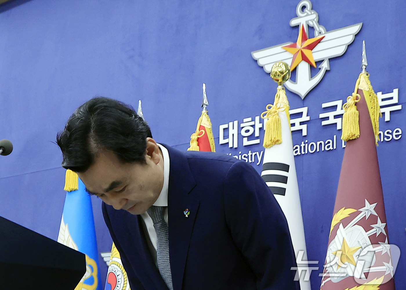 (서울=뉴스1) 박정호 기자 = 안규백 국방부 장관이 26일 오전 서울시 용산구 국방부 브리핑룸에서 드론작전사령부 개편 및  '국방 드론·대드론 발전 정책' 발표를 마친 뒤 인사하 …