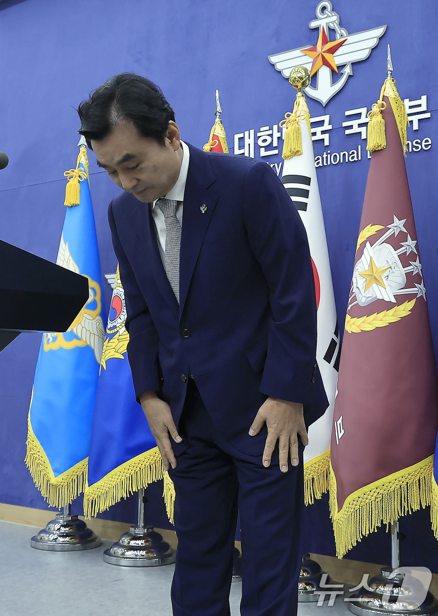 (서울=뉴스1) 박정호 기자 = 안규백 국방부 장관이 26일 오전 서울시 용산구 국방부 브리핑룸에서 드론작전사령부 개편 및  '국방 드론·대드론 발전 정책' 발표를 마친 뒤 인사하 …