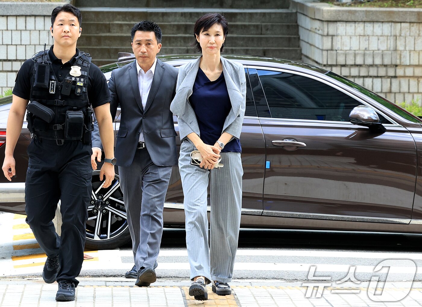 본문 이미지 - 노소영 아트센터 나비 관장이 26일 서울 서초구 서울고등법원에서 열린 파기환송심 2차 변론에 출석하고 있다. 2026.6.26 ⓒ 뉴스1 이호윤 기자