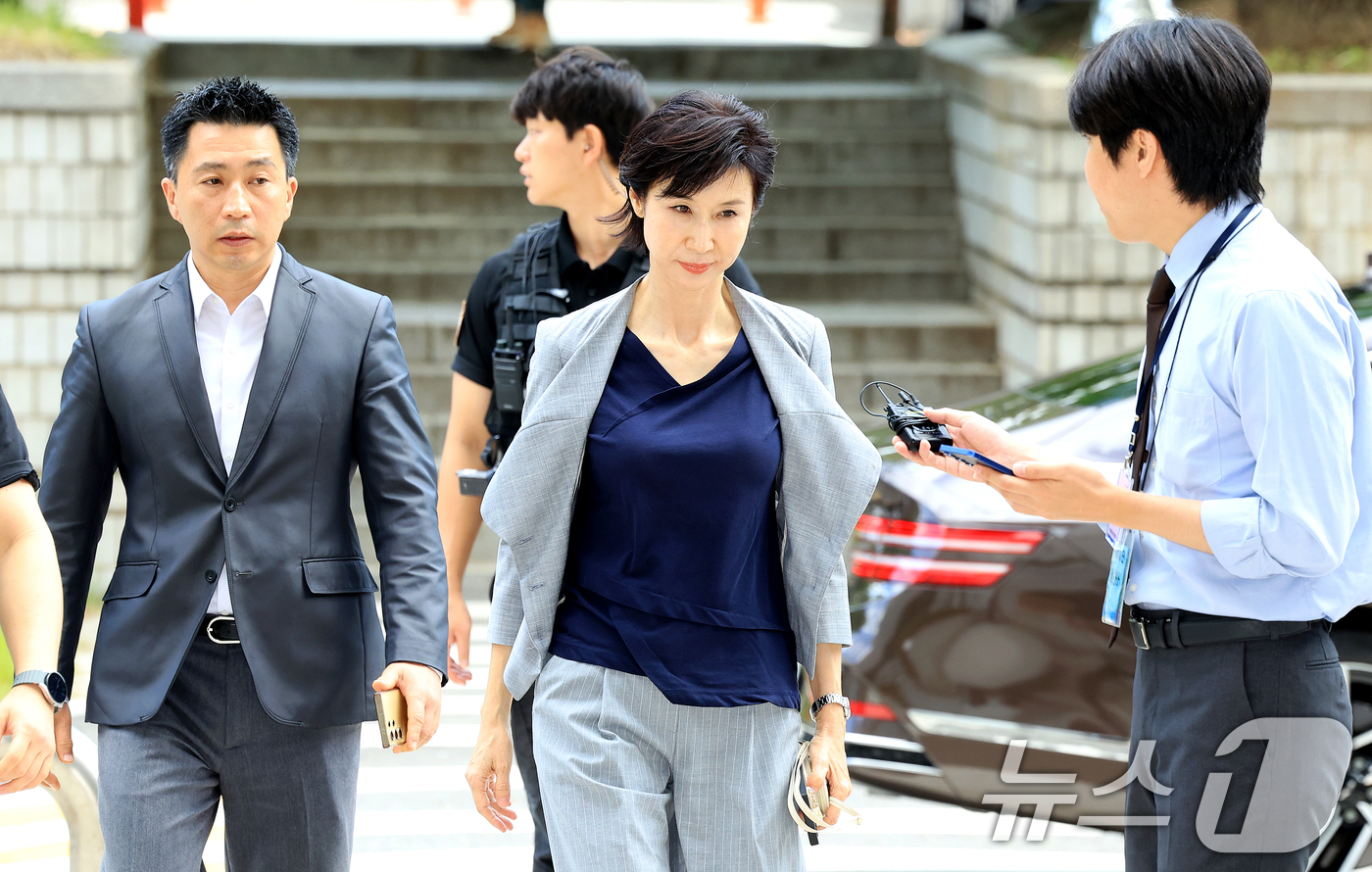 (서울=뉴스1) 이호윤 기자 = 노소영 아트센터 나비 관장이 26일 서울 서초구 서울고등법원에서 열린 파기환송심 2차 변론에 출석하고 있다. 2026.6.26/뉴스1