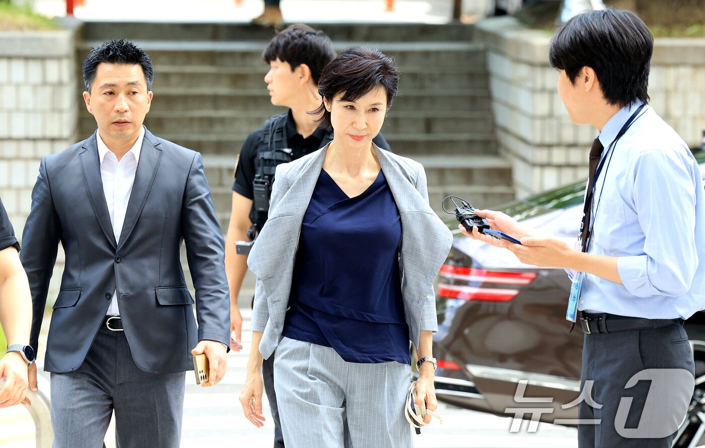 본문 이미지 - 노소영 아트센터 나비 관장이 26일 서울 서초구 서울고등법원에서 열린 파기환송심 2차 변론에 출석하고 있다. 2026.6.26 ⓒ 뉴스1 이호윤 기자