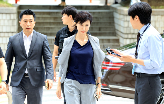 취재진에게 질문 받는 노소영 관장