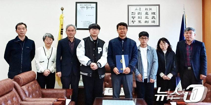 본문 이미지 -  2024년 고 이유빈 씨의 유족들은 제주대학교 교육대학 부총장실에서 기부금을 약정했다.(제주대 제공. 재판매 및 DB 금지)/뉴스1