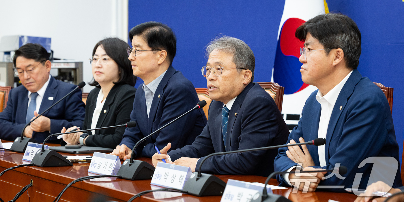 (서울=뉴스1) 유승관 기자 = 송기헌 더불어민주당 선거제도 개혁 TF 단장이 26일 서울 여의도 국회에서 열린 국민참정권 수호를 위한 선관위개혁TF 6차 회의에서 모두 발언을 하 …