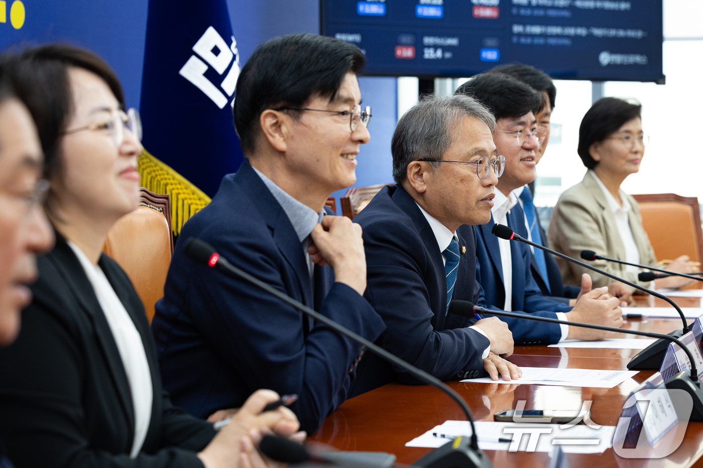 (서울=뉴스1) 유승관 기자 = 송기헌 더불어민주당 선거제도 개혁 TF 단장이 26일 서울 여의도 국회에서 열린 국민참정권 수호를 위한 선관위개혁TF 6차 회의에서 모두 발언을 하 …