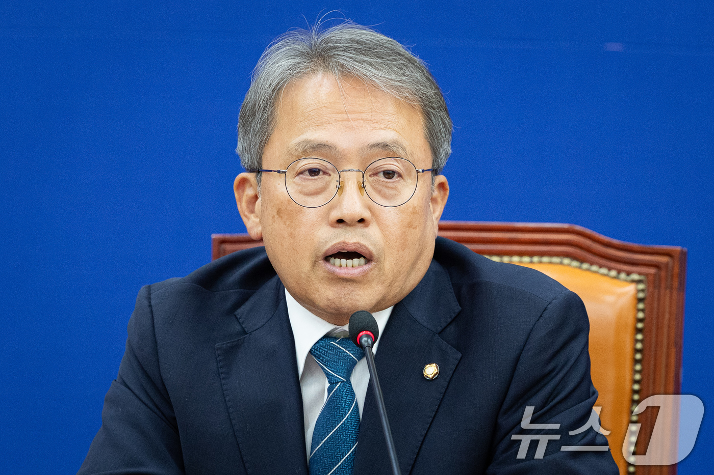 (서울=뉴스1) 유승관 기자 = 송기헌 더불어민주당 선거제도 개혁 TF 단장이 26일 서울 여의도 국회에서 열린 국민참정권 수호를 위한 선관위개혁TF 6차 회의에서 모두 발언을 하 …