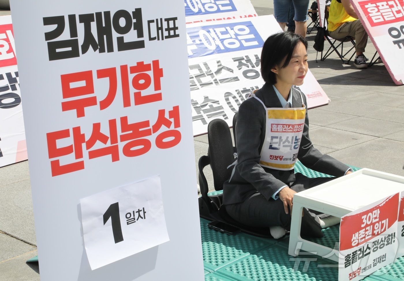 (서울=뉴스1) 안소연 수습기자 = 김재연 진보당 상임대표가 26일 오전 서울 광화문광장 이순신 동상 앞에서 홈플러스 정상화 관련 정부 결단을 촉구하는 단식 농성을 하고 있다. 2 …