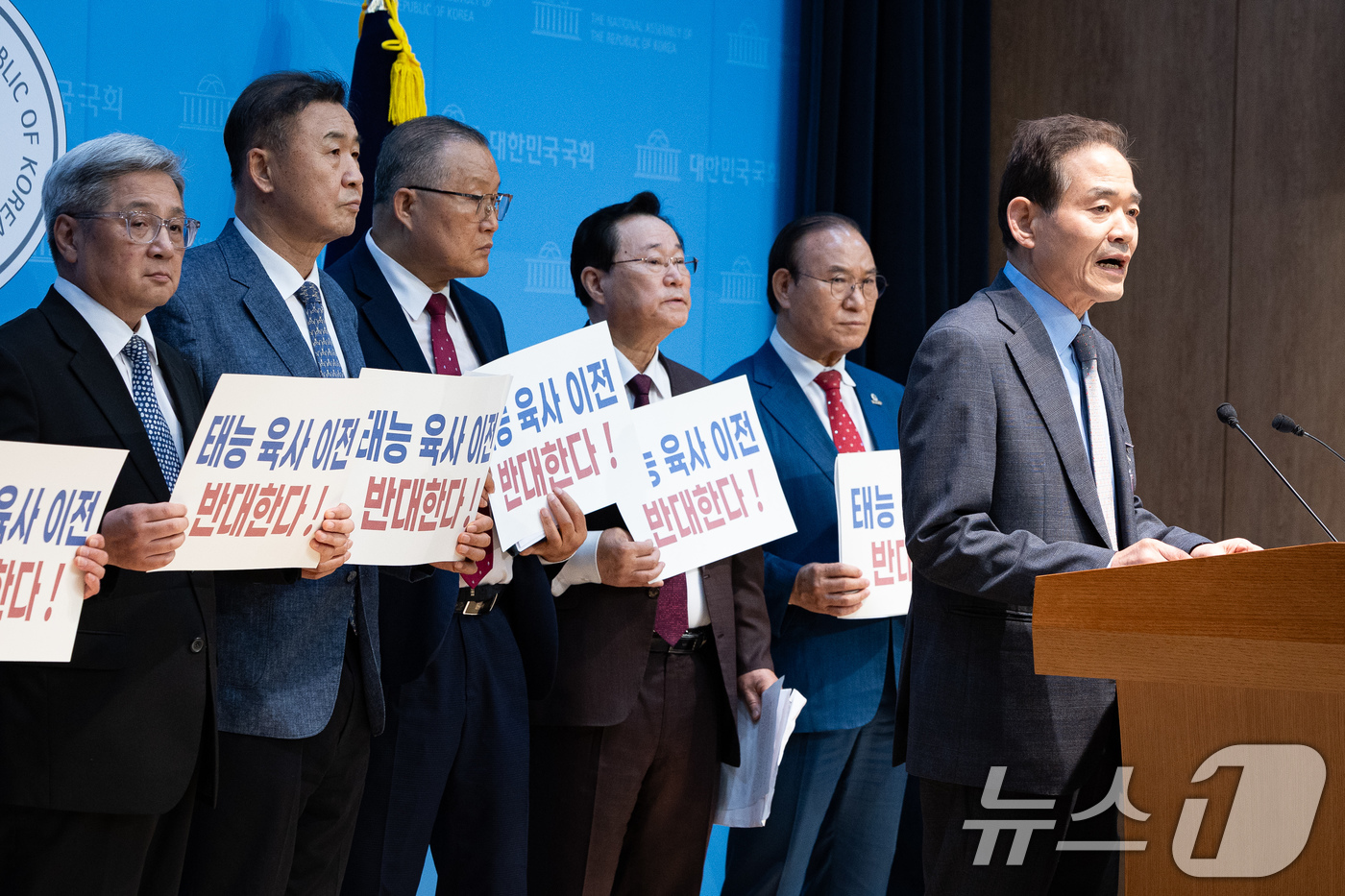 (서울=뉴스1) 유승관 기자 = 목회자들이 26일 서울 여의도 국회 소통관에서 정부의 태릉 육군사관학교 전남 장성 이전 계획에 대한 반대 기자회견을 하고 있다. 2026.6.26/ …