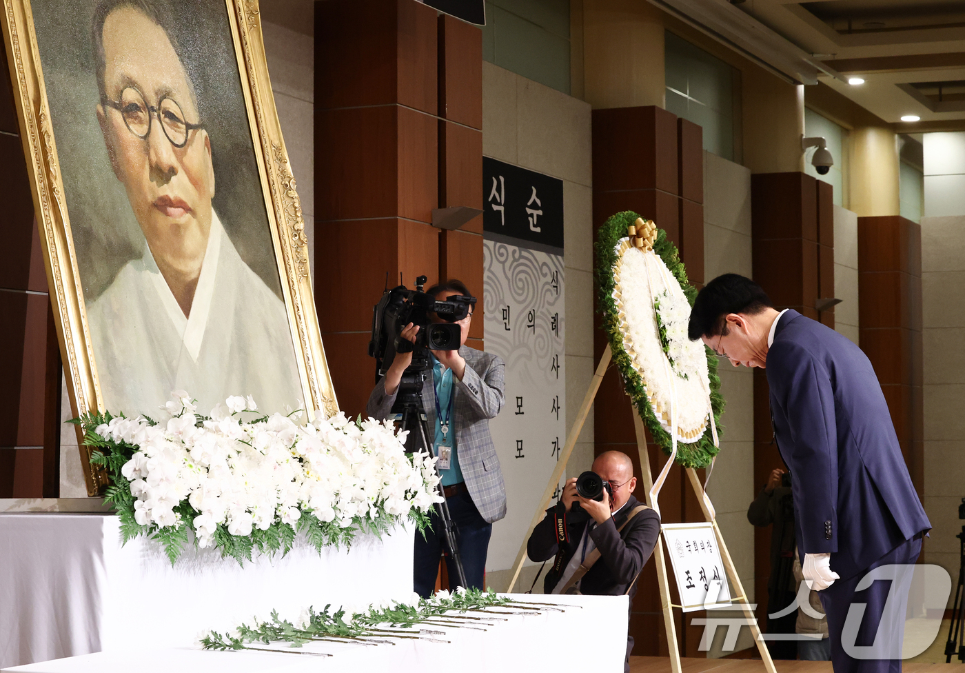 (서울=뉴스1) 최지환 기자 = 조정식 국회의장이 26일 서울 용산구 백범김구기념관에서 열린 백범 김구 선생 제77주기 추모식에서 헌화를 하고 있다. 2026.6.26/뉴스1