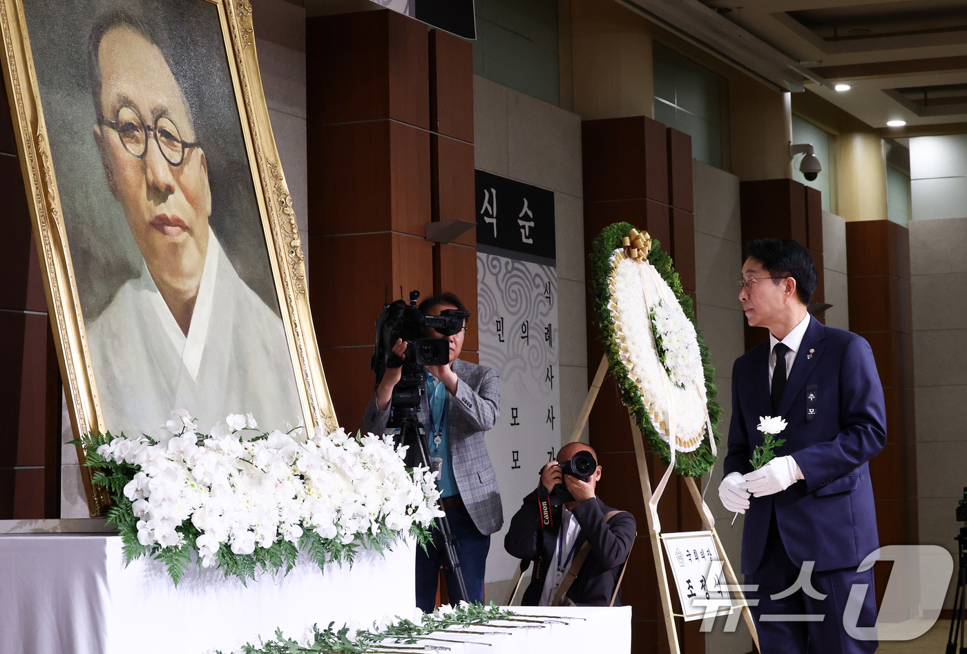 (서울=뉴스1) 최지환 기자 = 조정식 국회의장이 26일 서울 용산구 백범김구기념관에서 열린 백범 김구 선생 제77주기 추모식에서 헌화를 하고 있다. 2026.6.26/뉴스1